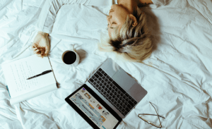 Lees meer over het artikel Waarom blijf je moe – zelfs als je direct na het achtuurjournaal naar bed gaat?