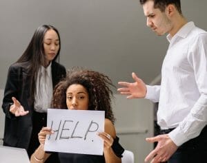 Lees meer over het artikel Wat moet je doen als je manager passief agressief is en HR je niet steunt?